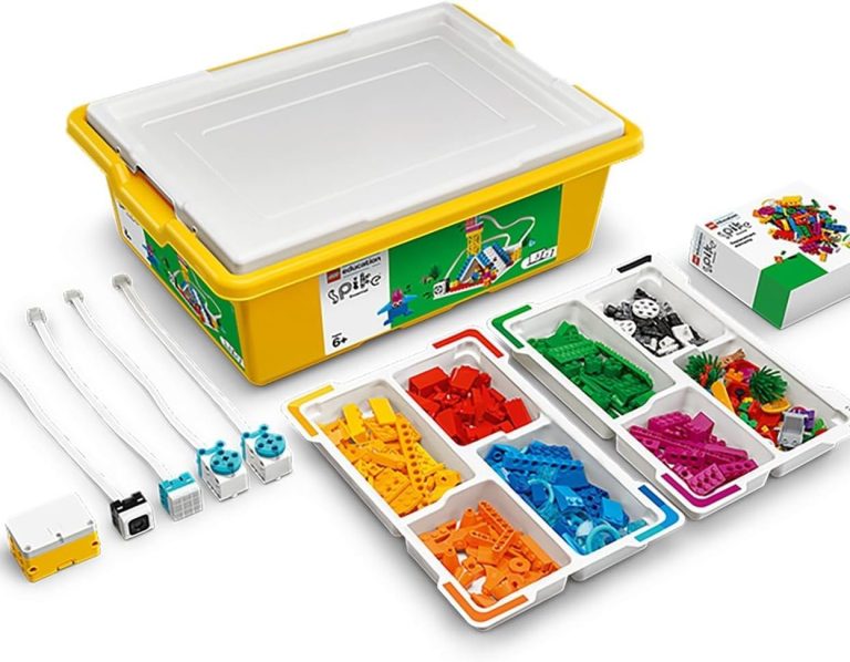 Bunte Bausteine in einer Kategoriebox, mit verschiedenen Teilen zum Bauen und Fügen.